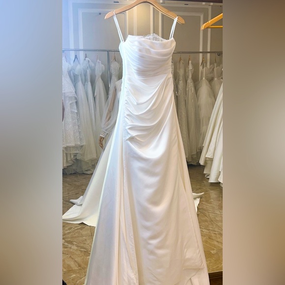 Elegant Strapless Satin Wedding Dress with Accessories